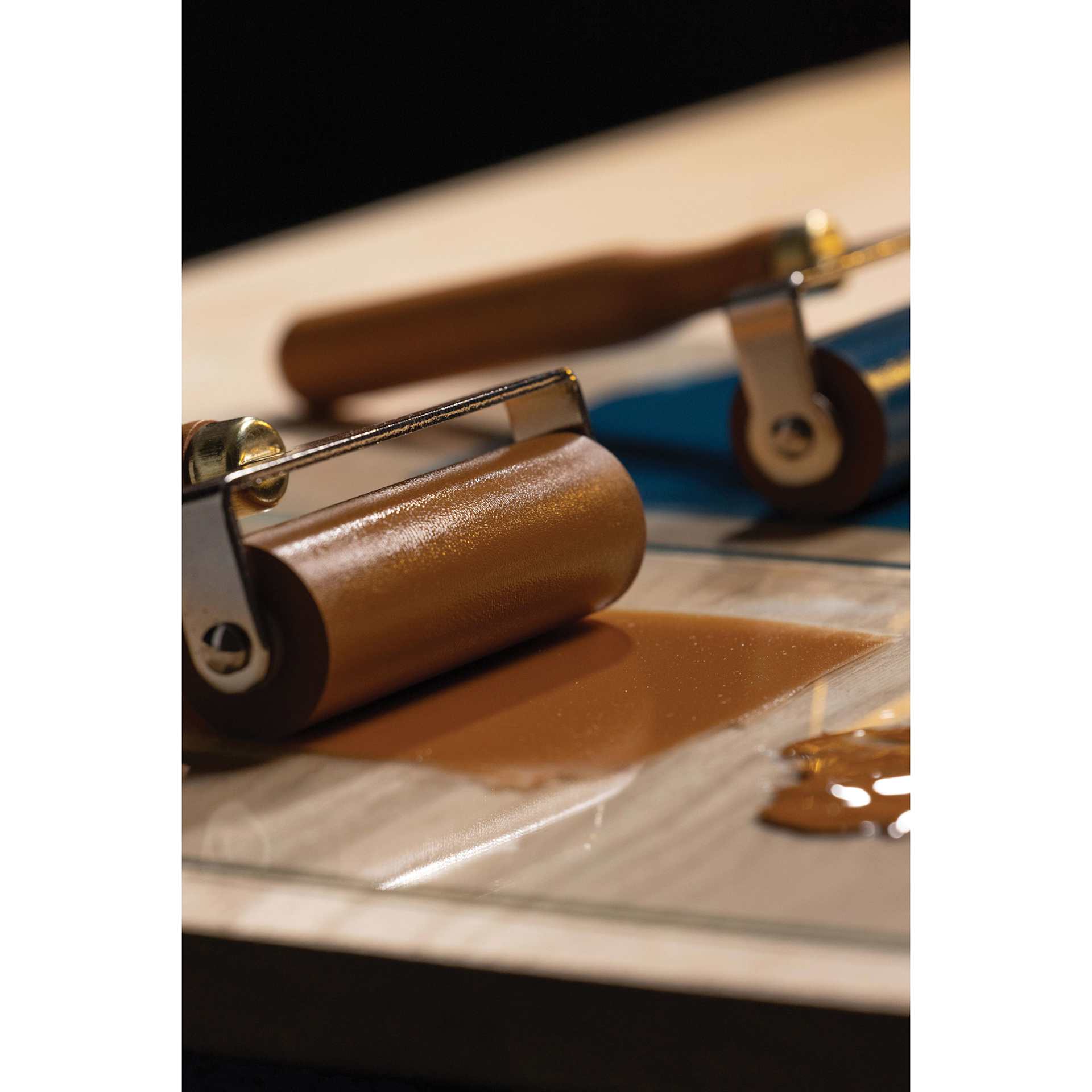 Pebeo Lino Ink - Natural Sienna, 80 ml Tube being applied to glass plate with brayer