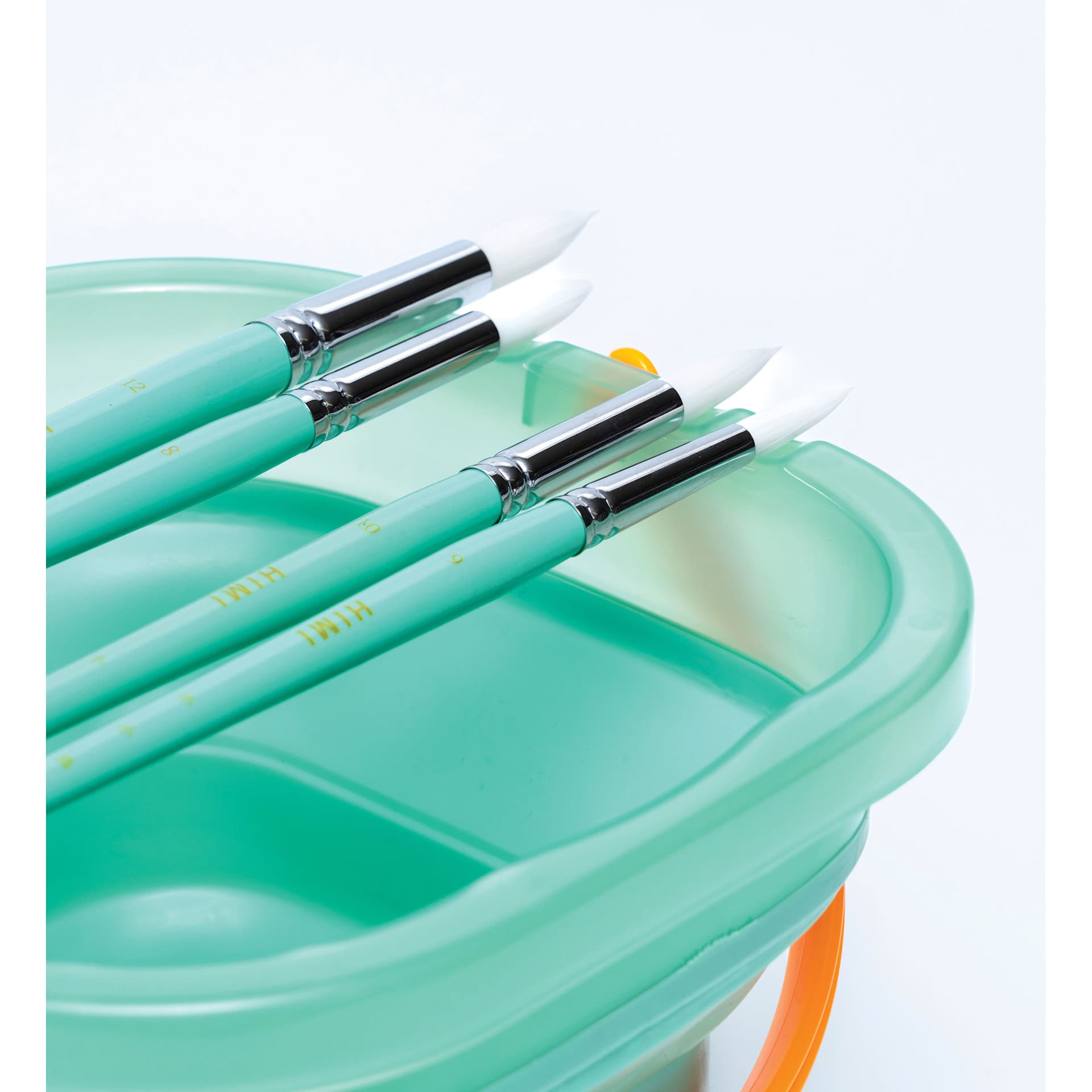 Himi Foldable Bucket - Green, 3L with brushes resting on edge