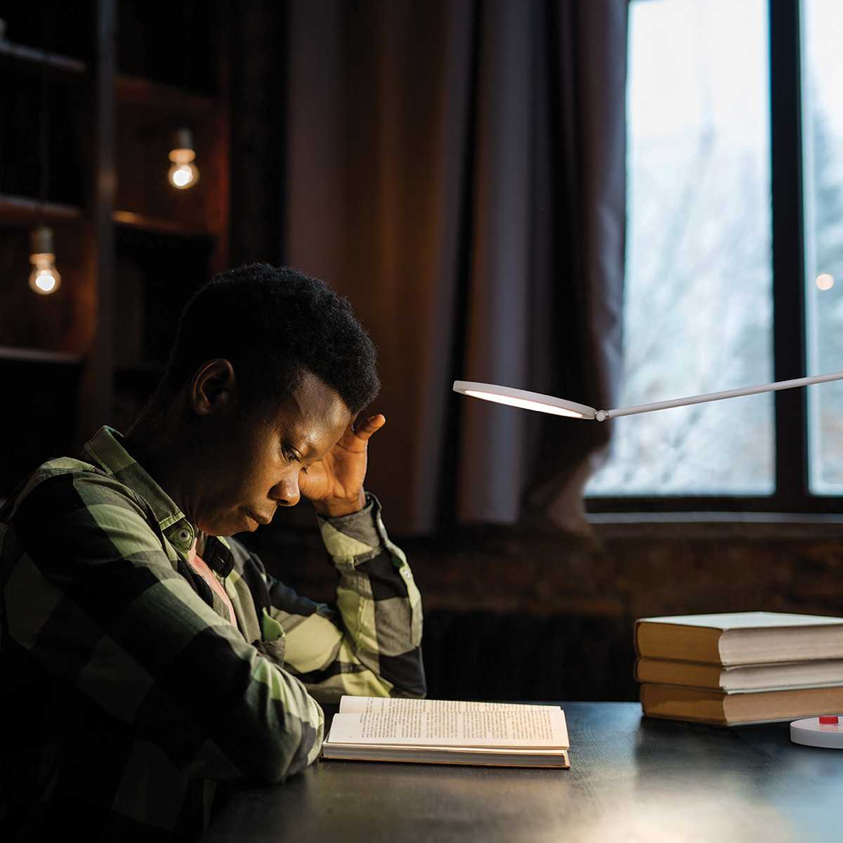 Daylight Tricolor Lamp - White (Person reading)