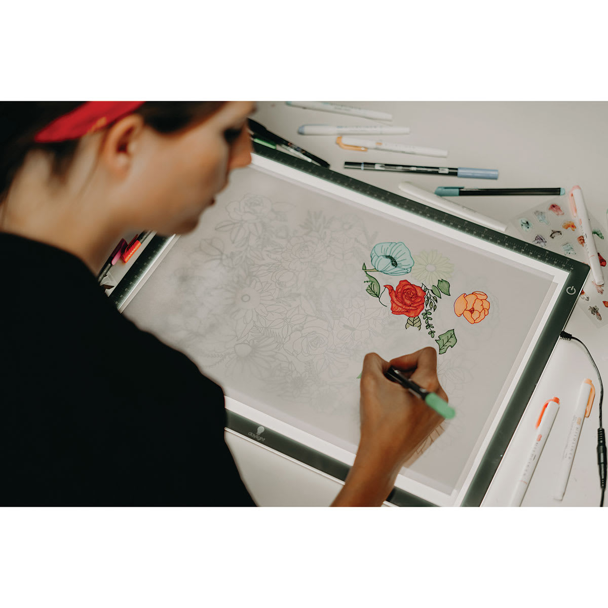 Daylight Wafer LED Light Box, Women drawing flowers on the light box Daylight Wafer LED Light Box, Women drawing flowers on the light box