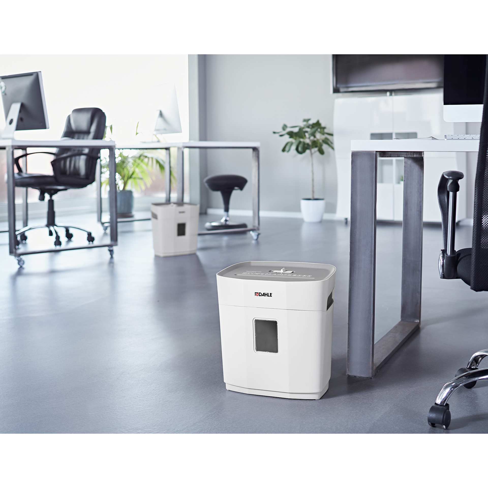 Dahle Papersafe PS 100 Paper Shredder (Shredder in office setting)