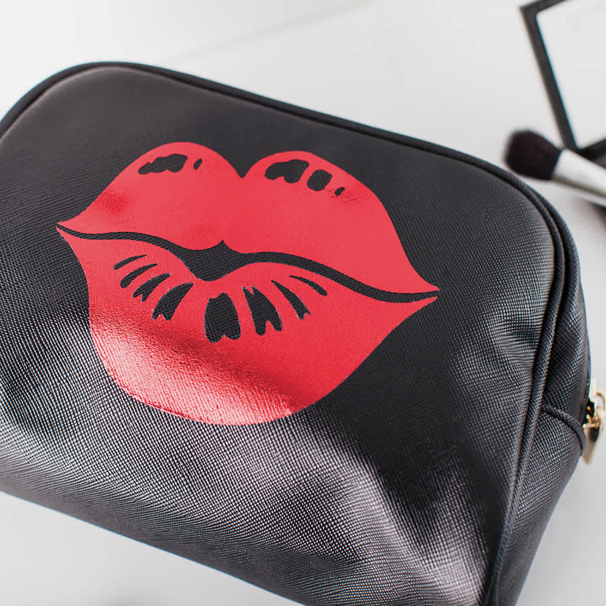 Cricut Foil Iron-On - Red, 12'' x 24'' (Sample Artwork, Lips on bag)