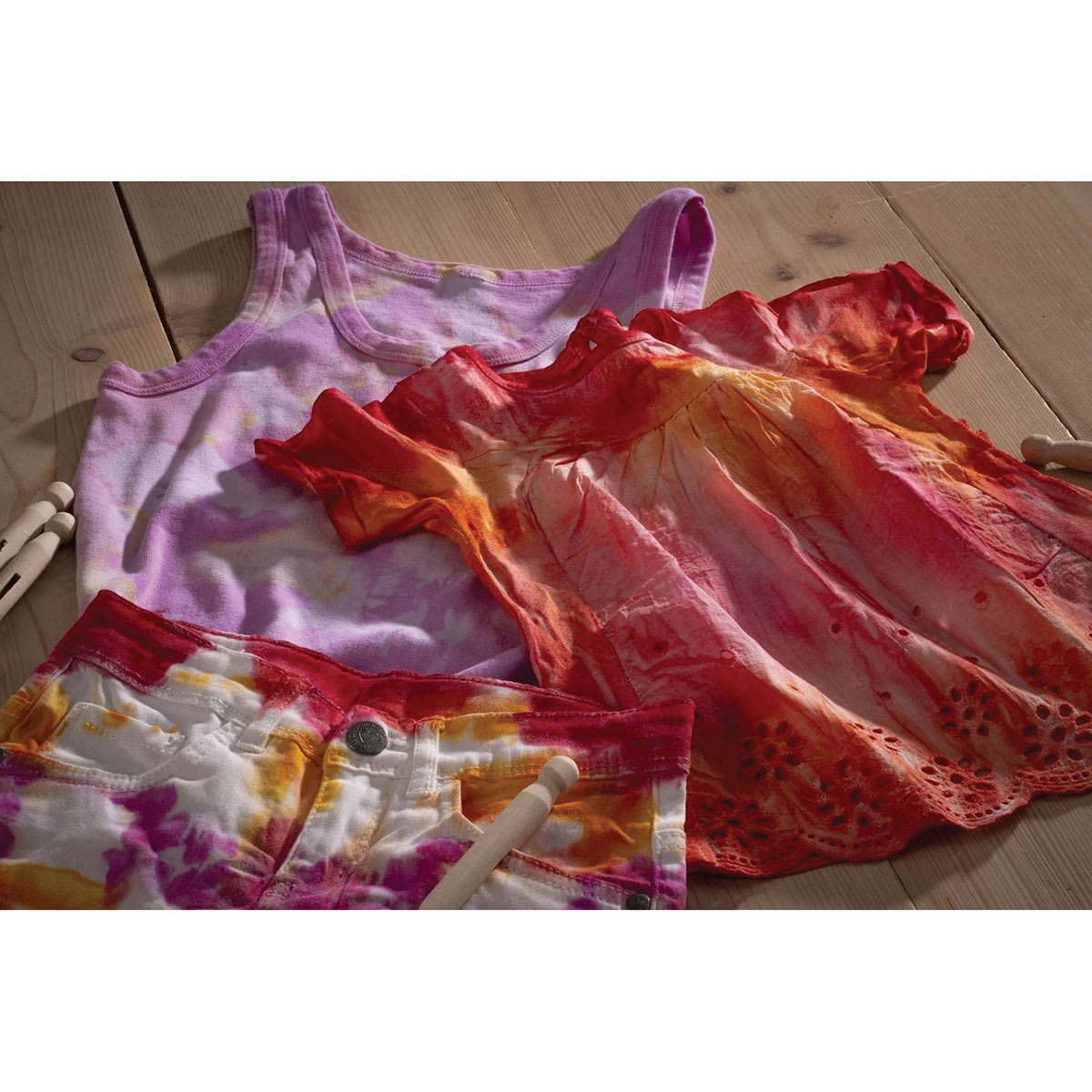 Talens Art Creation Tie Dye with Textile Silk Set - Set of 3, Warm Colors, Bottles (Sample tie-dyed clothing)