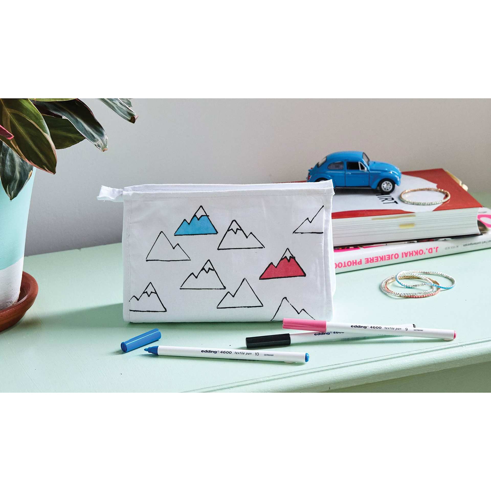Edding 4600 Textile Pens, colored in bag standing on a desk with pens laid out