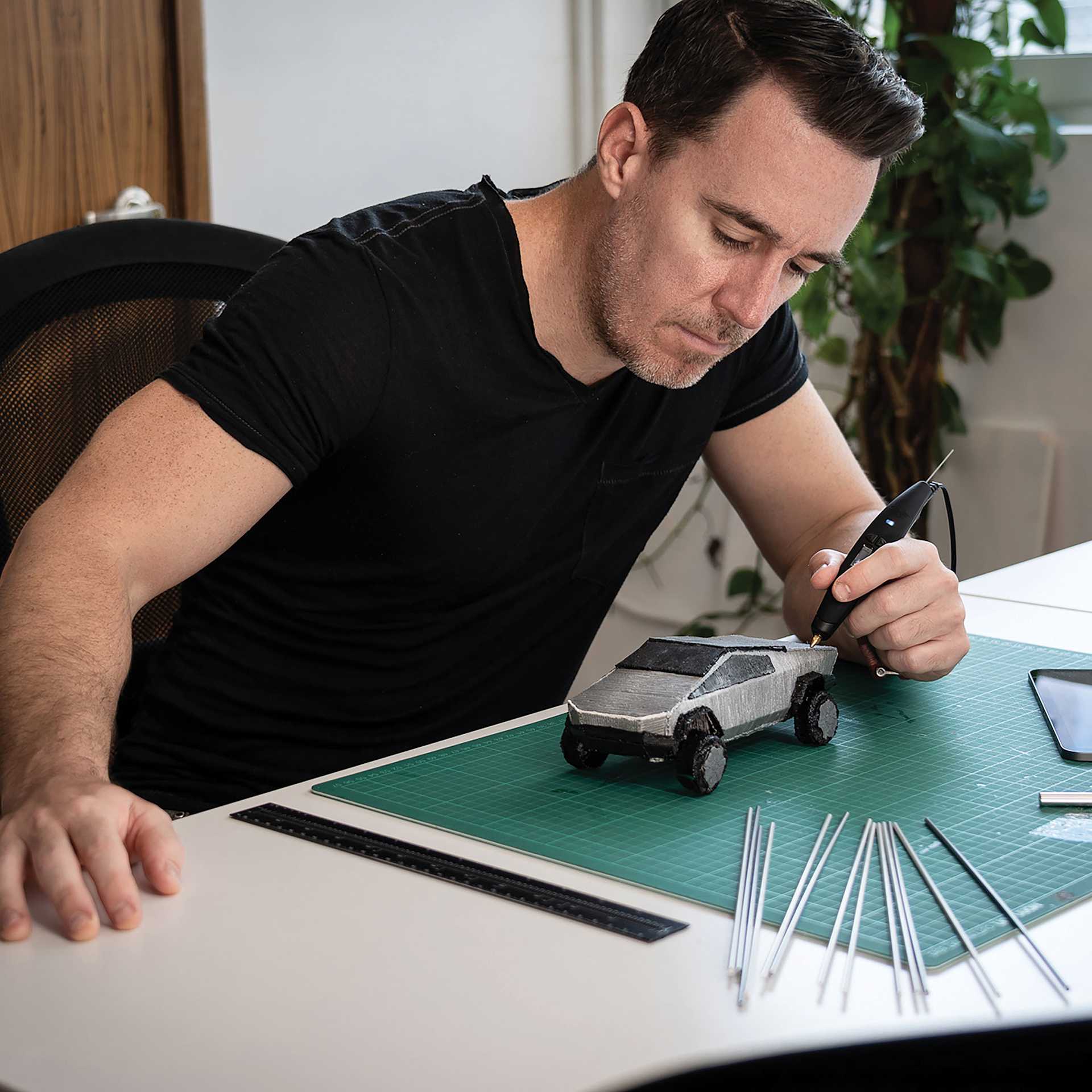 3Doodler Pro+ Pen Set, man using pen on model vehicle