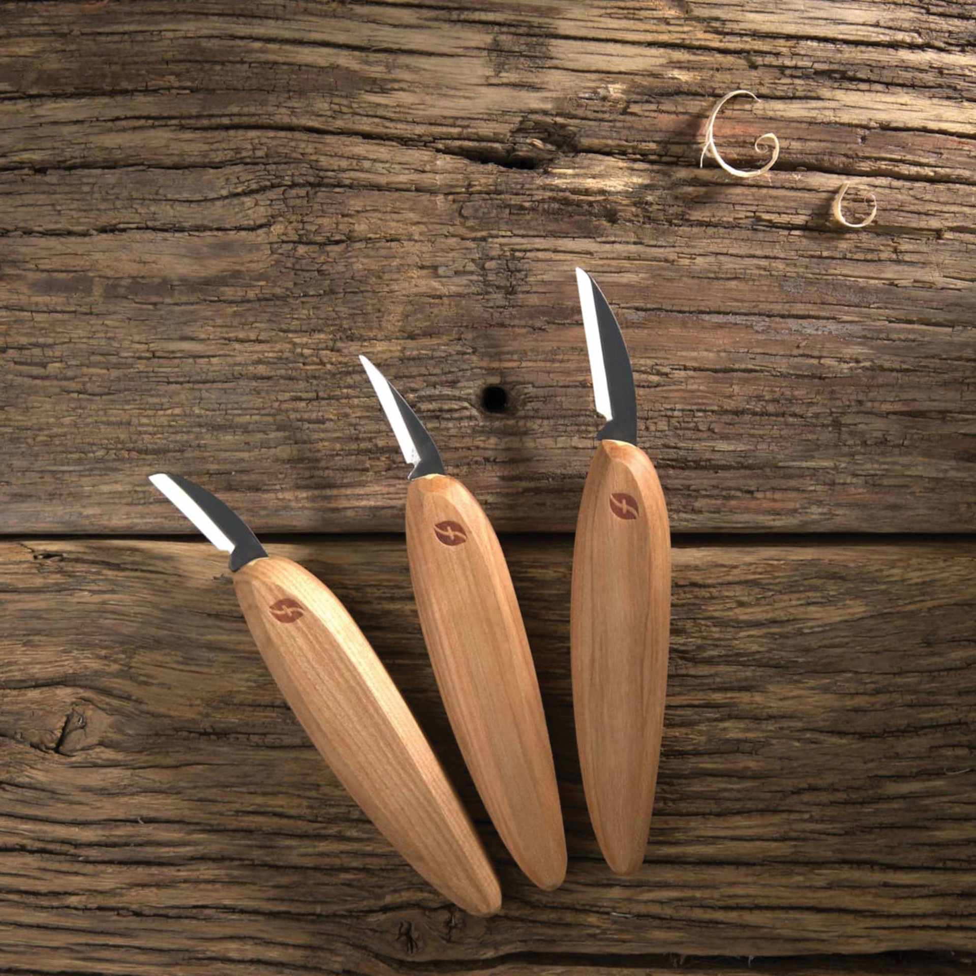 Flexcut Premium 3-Knife Starter Set splayed out on table