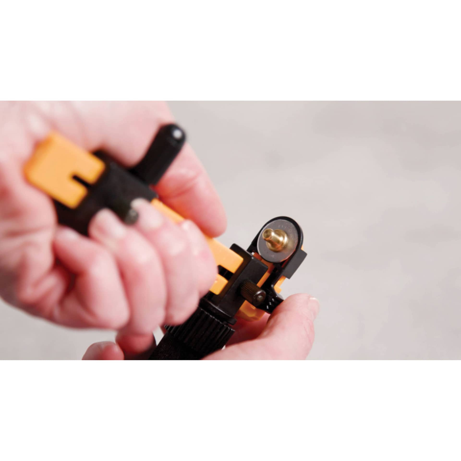 Olfa Rotary Circle Cutter - 18 mm, close up of the blade