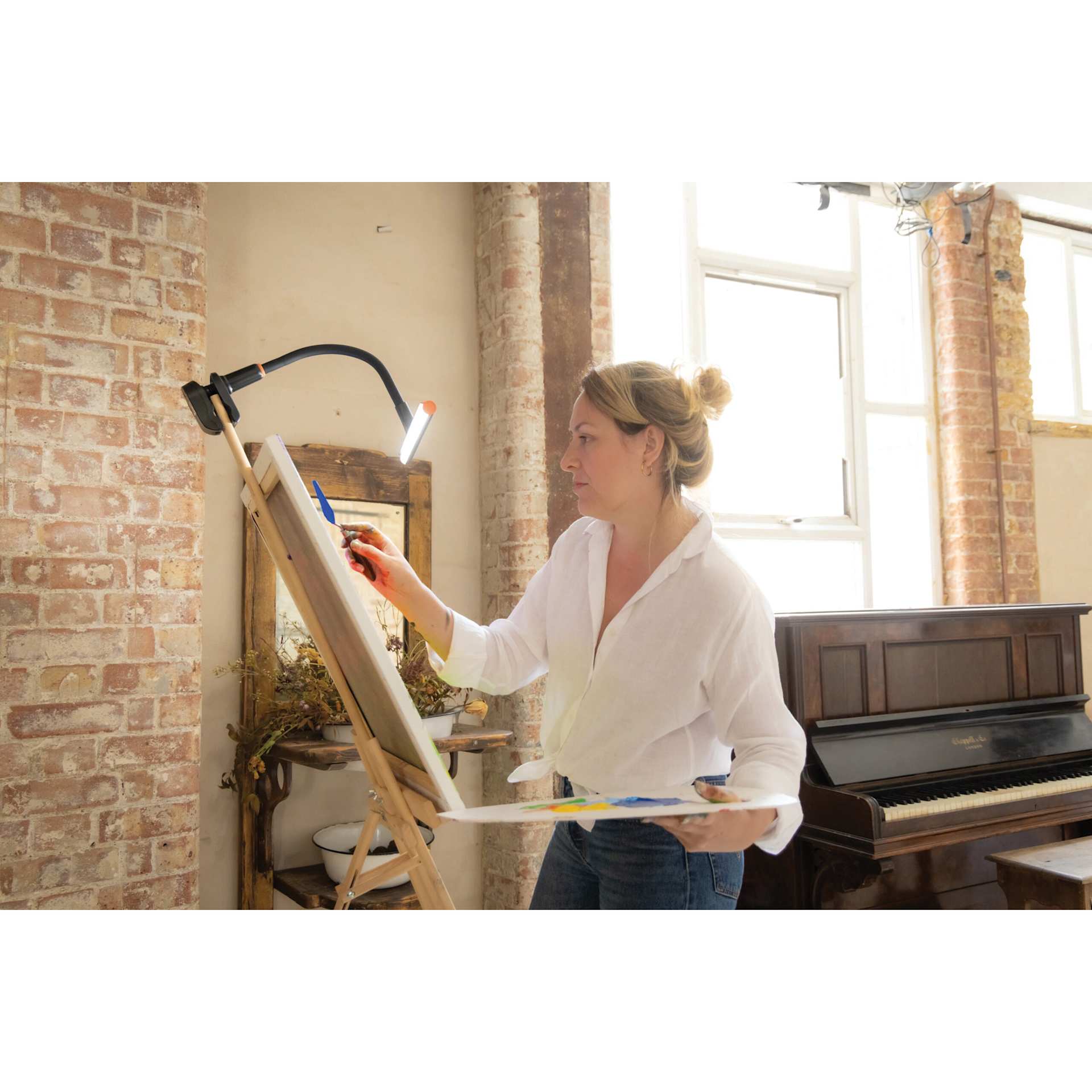 Daylight Easel Lamp Go - artist using easel lamp