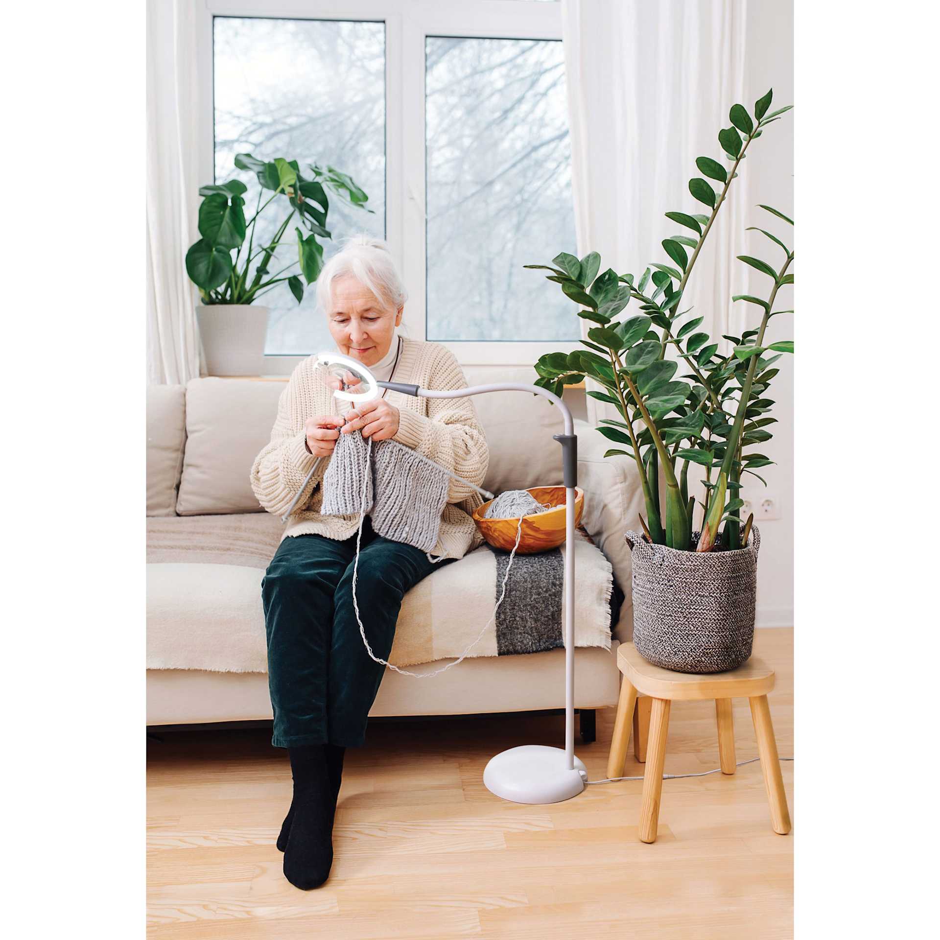 Daylight Magnificent Pro Floor Lamp - in use